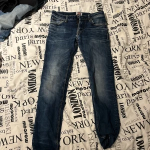 Crocker 320 Skinny jeans blå 28/32 - Snygga blå Crocker 320 Skinny jeans med smal passform och klassisk femficksdesign. Jeansen är tillverkade i 98% bomull och 2% elastan för en bekväm stretch. Faded detaljer och normal midja ger en modern look.