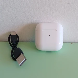 Apple AirPods Pro - Snygga Apple AirPods Pro med laddningsetui och laddkabel. Trådlösa hörlurar med aktiv brusreducering och hög ljudkvalitet. Skicket är mycket bra, inga synliga repor eller skador. Perfekt för musik, samtal och träning.