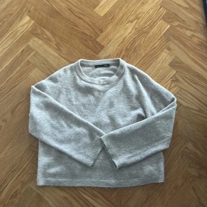 Beige stickad tröja från 157 - Mysig beige stickad tröja från lager 157 med rund halsringning och långa ärmar. Perfekt nu till hösten för lite kallade väder med varmare kläder. Använd cirka 10ggr. Säljer pga kommer inte till användning. 😊