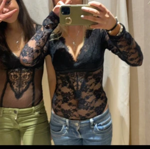 Spets body  - Säljer en svart, spets body från Intimissimi jätte bra skick och perfekt fest topp exempelvis till nyår. Köpte för 600. Använd två gånger 
