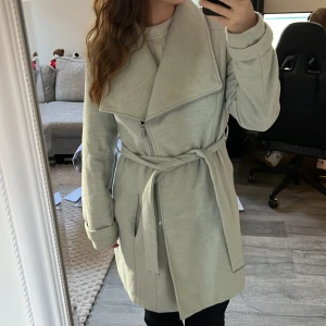 Beige trenchcoat med bälte och dragkedja - Från orsay. Fin grå!