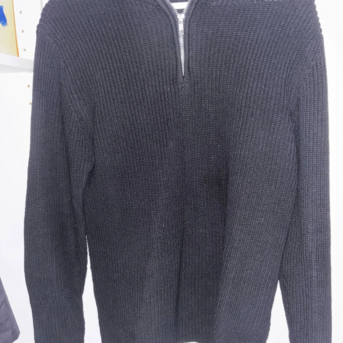 Svart stickad tröja med half zip