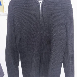Svart stickad tröja med half zip - Svart stickad tröja med lång ärm och half zip-dragkedja vid halsen. I god skick och pris som kan diskuteras. Upphämtning Stockholm.