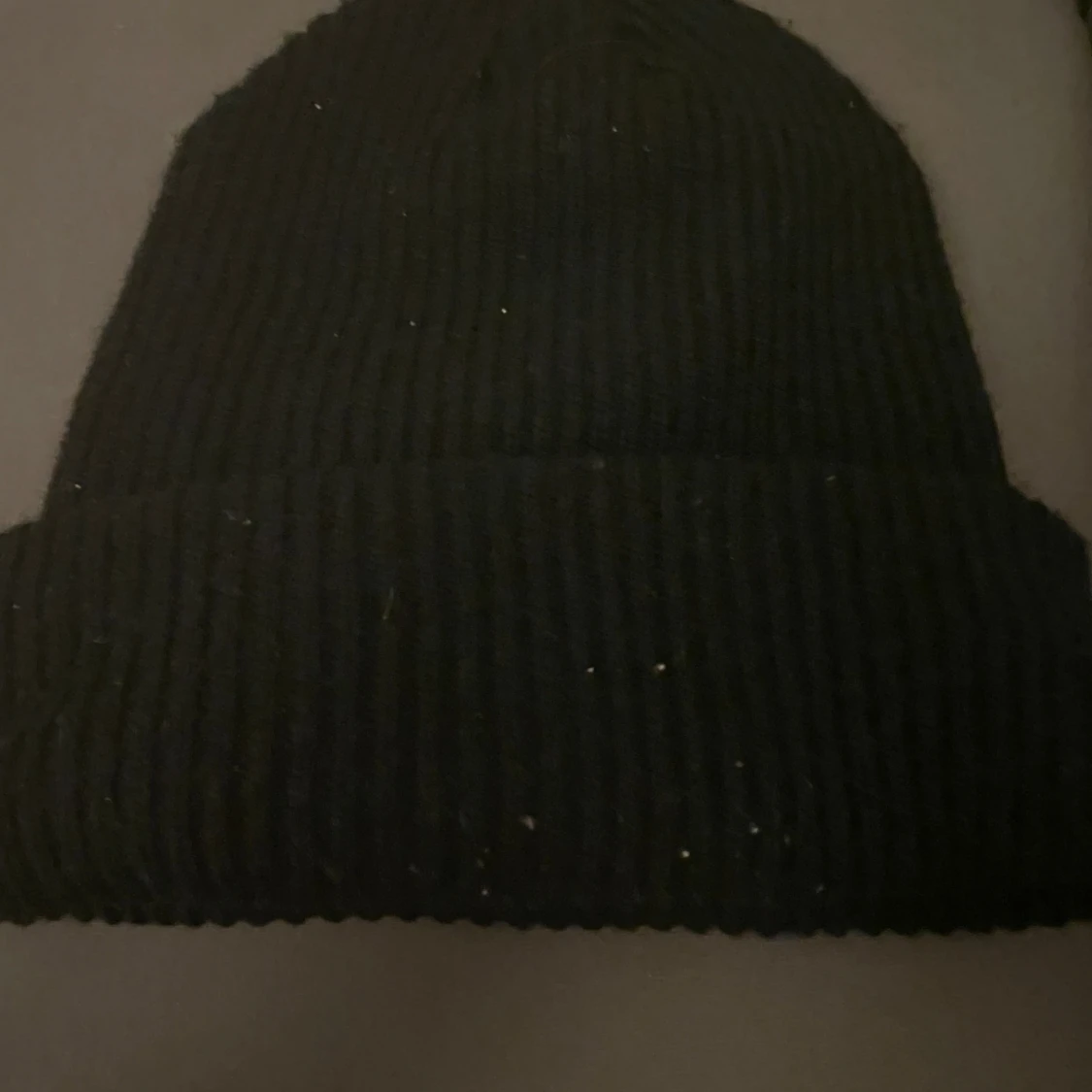 Svart ribbstickad mössa Stone Island - 1