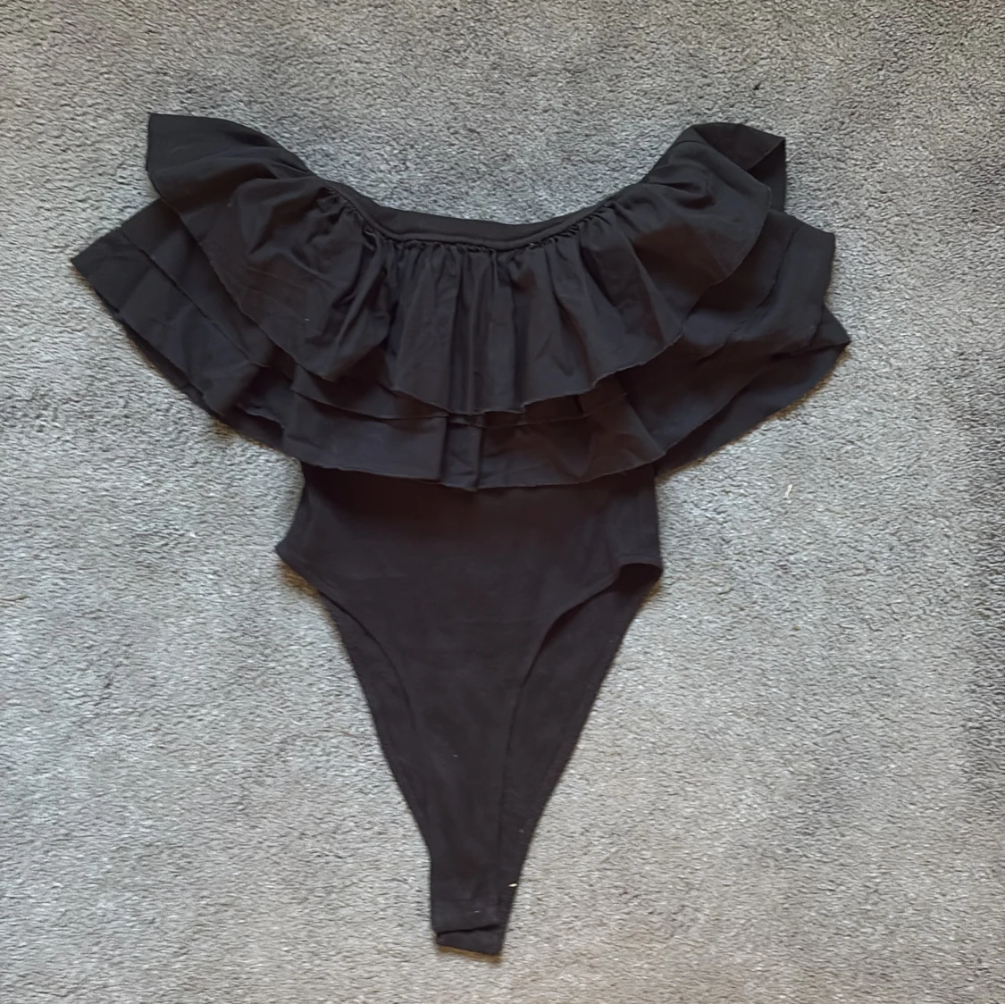 Svart body med volangdetaljer - 2