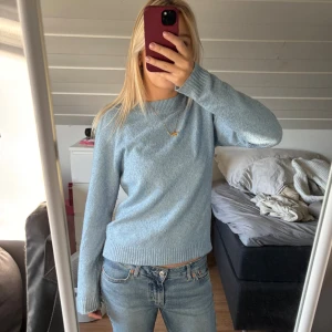 Ljusblå stickad tröja - Superfin ljusblå stickad tröja ganska sparsamt använd. Perfekt nu till hösten.