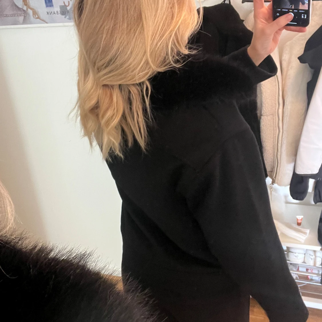 Svart jacka med fuskpäls-krage - 2