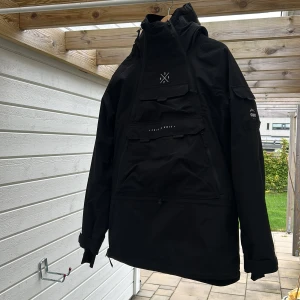 Svart skidjacka från Dope - Svart skidjacka från Dope endast använd en vecka i sälen och mycket väl omhändertagen. Nypris 2799kr och priset kan diskuteras vid snabb och smidig affär.                                             