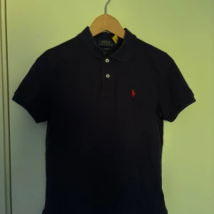 Ralph lauren piké - Tjena! Säljer nu min Ralph lauren piké då den har blivit för liten tröjan är 100%äkta och qr koden funkar galant. Tröjan har inga defekter och passar dig som är runt 155-165🍂|| Om du har frågor eller funderingar är det bara att höra av sig!😁