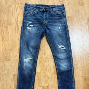 Jack & jones jeans - Tvärgata Jack n jones jeans i den eftertraktade modellen slim Glenn. Inga problem med jeansen inga skador. Storlek 30. Kom med frågor och bud😁🙌