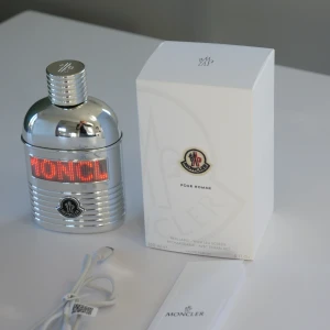 Moncler Pour Homme EDP - Lyxig och unik herrdoft från Moncler, med noter av bergsbarr, amber och cederträ. Känd för sin exklusiva flaska med LED-display och laddningsbar funktion – riktigt samlarobjekt!  Ca 148/150 ml kvar (nästan full) 📦 Originalkartong, laddare och tillbehör ingår 💰 Nypris: ca 2200 kr ✅ Äkta produkt – köpt av privatperson 🧊 Förvarad mörkt och svalt 🚫 Säljer då jag inte använder den  📍 Finns i Sverige – kan skickas eller hämtas Kolla mina andra inlägg för fler parfymer i bra skick!