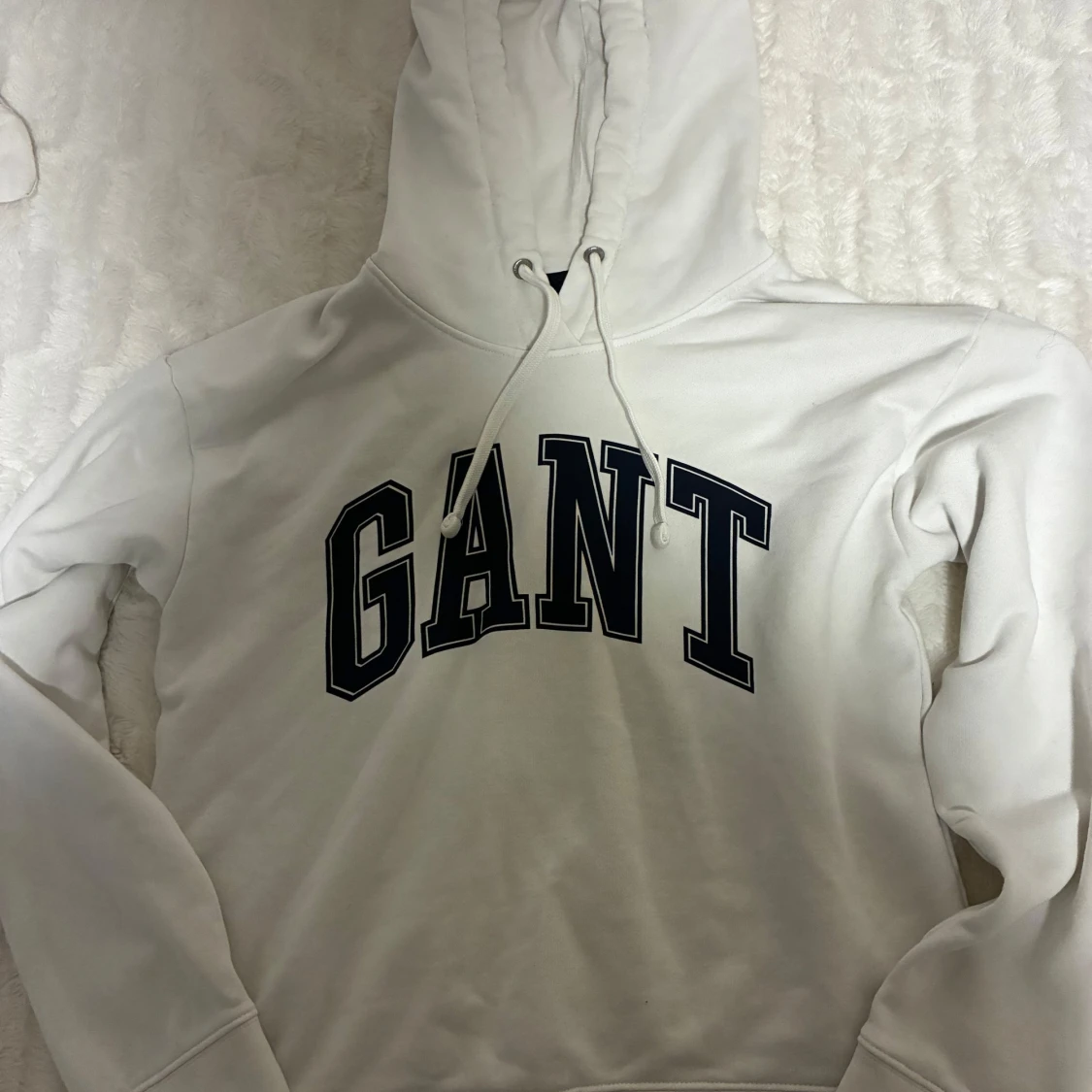 Vit hoodie från GANT med tryck