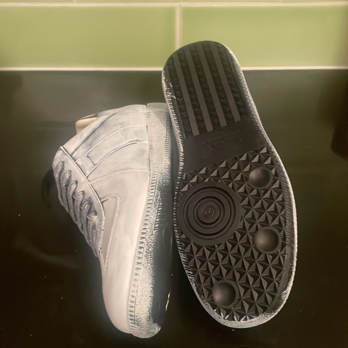 Grå sneakers i skinn med snörning - 2