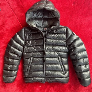 Colmar jacka, storlek 10, fint skick - Stilren och varm Colmar jacka i storlek 10. Använd få gånger, mycket fint skick. Perfekt för vinter och kyliga dagar. Frakt ingår ej. Hör av dig vid frågor! 