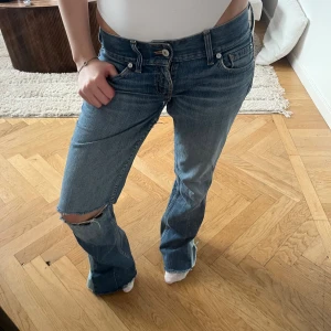 Skit coola Jeans - Säljer dessa skit snygga jeans men slitningar. Dem har ett litet hål i skrevet men går att sy ihop, inget som syns när man har på sig dem. ❤️40 rakt över 