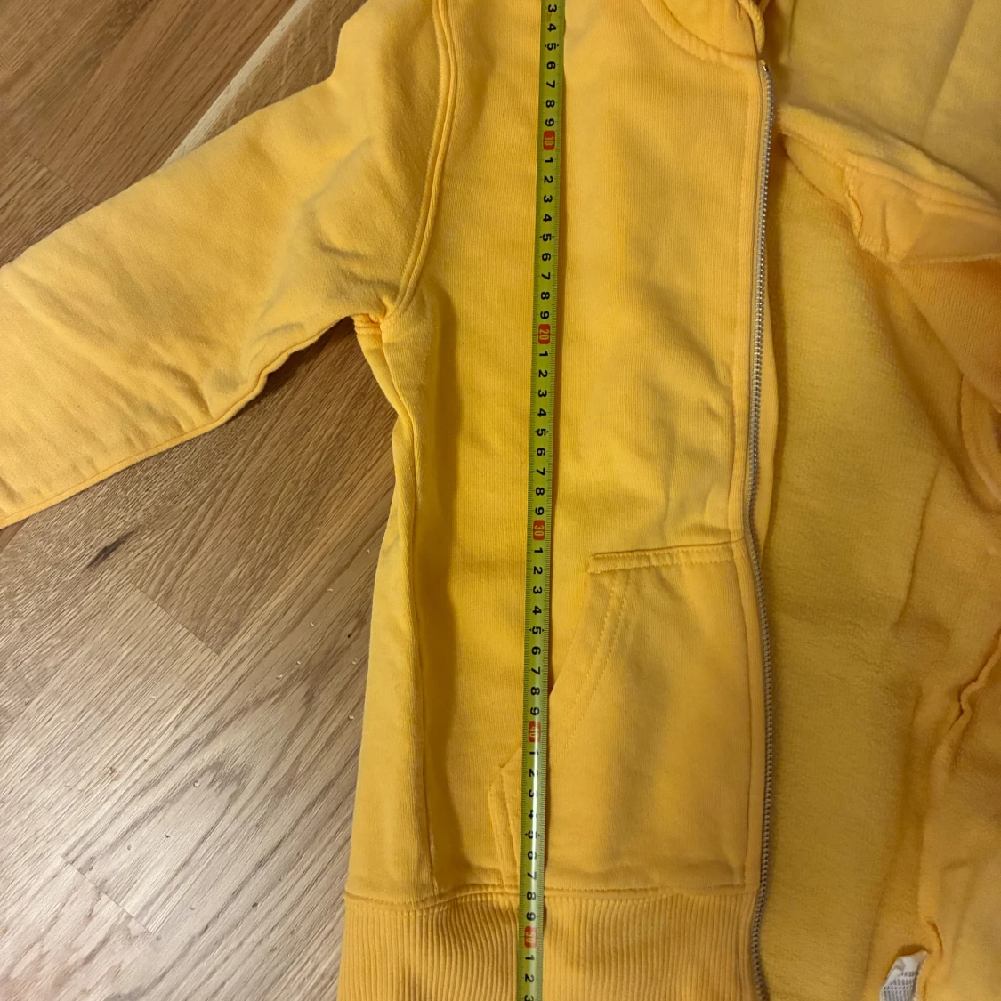 Gul hoodie med dragkedja och huva - 4