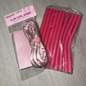 Hårverktyg för att få lockigt hår - Heycurls Slim Curl Band och flexibla rosa skumspolar för att skapa vackra lockar utan värme. Produkterna är nya och ligger i originalförpackning. 