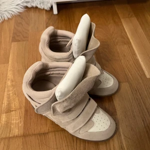 Isabel Marant skor - Jättesnygga Isabel marant skor i storlek 37! Knappt använda så är i toppen skick 💕 säljer då de är för stora för mig 