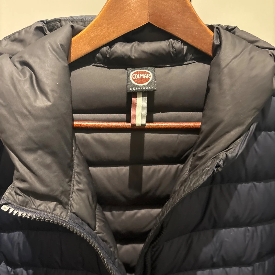 Mörkblå Colmar dunjacka med huva - 1