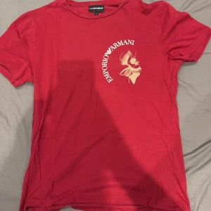 Armani T-shirt  - Storlek L men sitter som M