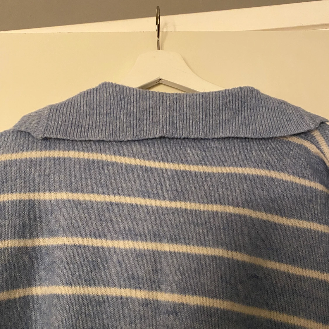 Blåvit randig stickad tröja med krage - 3