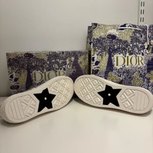 Dior skor  - Hej säljer nu dessa dior skor i storlek 38 skorna är helt nya och kommer med box och påse kom gärna med frågor och funderingar 😁