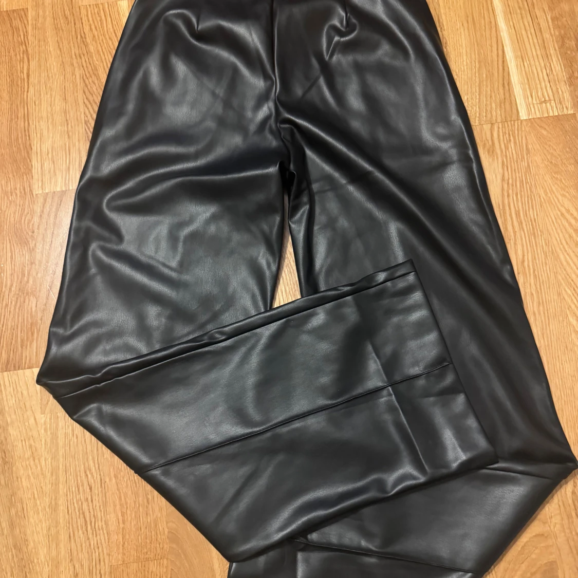 Svarta vida skinnbyxor i XS - 1