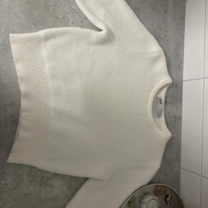 stickad t shirt från zara  - vit stickad t shirt från zara i strl s💕 knappt använd 