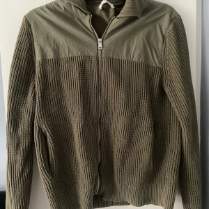 Grön cardigan  - Säljer en snygg grön cardigan från pier one. Hör av er gällande frågor.