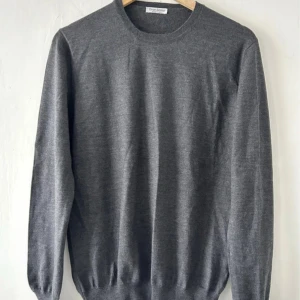 Gran Sasso 100% Merino Tröja - Tja! Säljer nu denna riktigt stiliga Gran Sasso Tröjan i toppskick (9,5/10)! Storlekstagen är avklippt men skulle gissa på 48/50, alltså att den passar S/M, och midjan och armarna är mycket stretch. Passar 175-190 beroende på vikt! Fråga gärna om mått vid osäkerhet! Inga defekter, som ny utan lappar! 100% Merino Ull! Skriv vid minsta fråga eller fundering!🌟