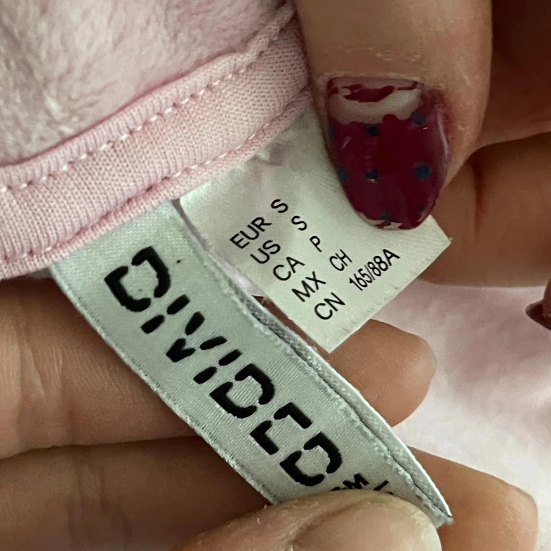 En ljus rosa kofta i skönt material