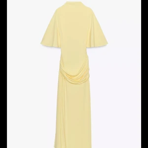 BYTE?!? Zara lång klänning  - !!INTE FÖRSÄLJNING!! Fick tag i den superfina gula långklänningen från zara i storlek XS, men kände att jag skulle vilja ha den i storlek S efter jag testat. Tyvärr är den slutsåld så tänkte kika om det är någon som har klänningen i S och skulle vilja byta mot en i  XS?💕 