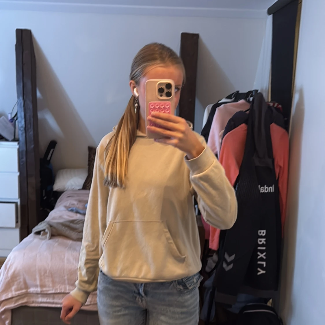 Beige hoodie med huva och ficka - 1