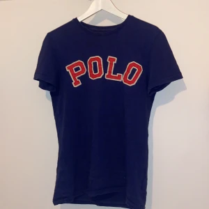 Polo Ralph Lauren t-shirt  - Blå T-shirt från polo Ralph lauren. Mycket bra skick. Kilen på bilden är typ 170 har av dig vid minsta lilla 