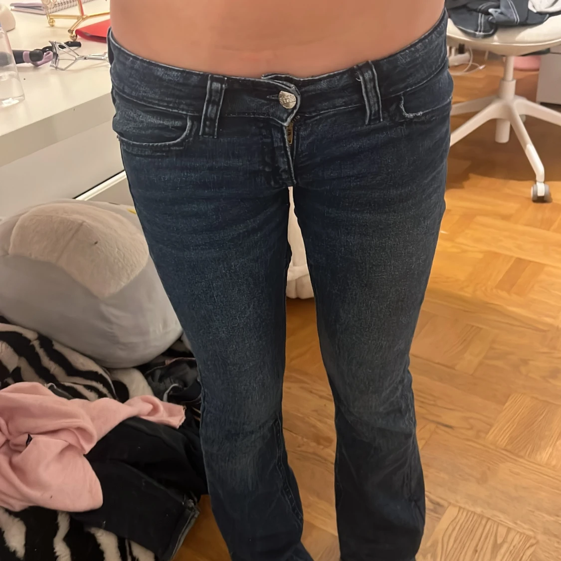 Mörkblå bootcut jeans med snygga fickor