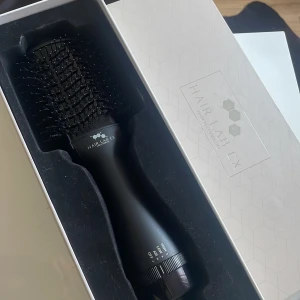Pro Hair blowout  Dryer - Pro Hair Brush Dryer från Hair Lab EX, perfekt för salongskvalitet hemma. Kommer med original låda,  endast testat 1 gång , säljer då den ej kommer till användning tyvärr