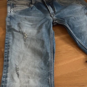 Lågmidjade Pepe Jeans bootcut - Använda men i fin skicka Pepe jeans. Säljer då de är för stora. 30x34. Passar min mamma som är 175 cm lång och har storlek M.   Långa! Lågmidjade!   Midjan: 38 cm tvärs över Höft: 48 cm tvärs över                                            Blåa jeans från Pepe Jeans med slitningar och snyggt tvättad look. Klassisk femficksmodell med normal passform och raka ben. Materialet är bomullsmix med lite stretch för extra komfort. 