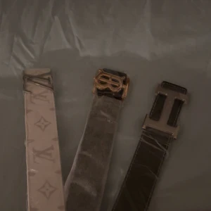 3 bälten - Helt nya oanvända bälten i olika märken, modeller och färger! Kommer bra packat samt med ett litet verktyg som du enkelt kan göra hål med ifall du skulle behöva det. Vi postar allas ordrar inom 24h för att du ska få ditt paket så fort som möjligt! Använd helst instabox men PostNord funkar också! 