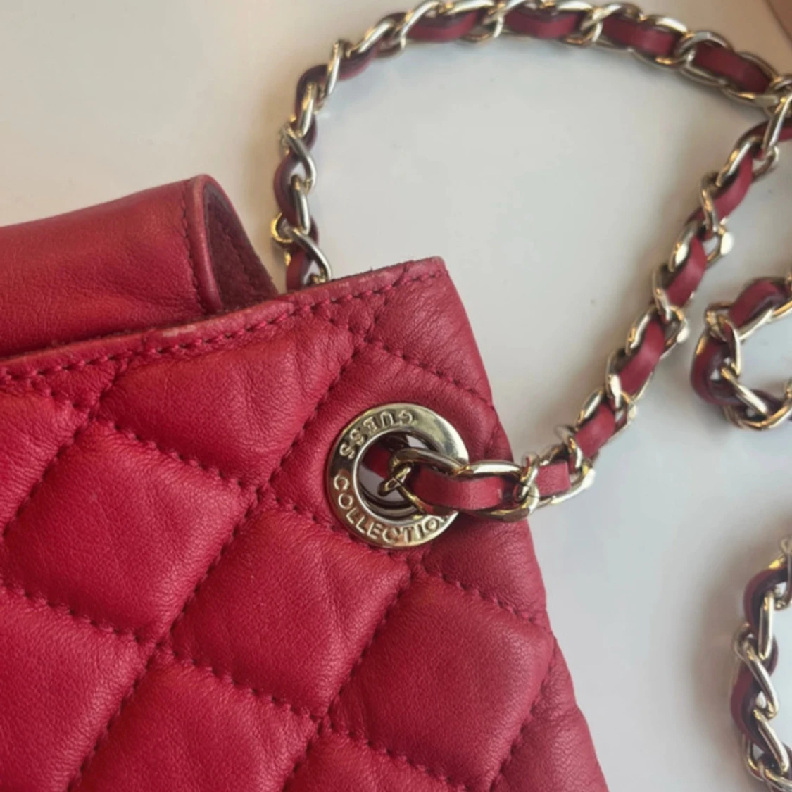 Röd quiltad axelväska från Guess - 2