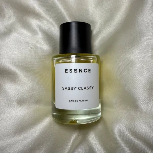ESSNCE Sassy Classy - Sassy Classy från ESSNCE. Endast testad Beskrivning från Essnces egna hemsida: Doften öppnar med fräscha toppnoter av lavendel, mandarin och citrusfrukter som ger en klar och uppfriskande känsla. Apelsinblomma, jasmin och rosépeppar i hjärtat ger doften en mjukt blommig men ändå kryddig karaktär, vilket skapar en förförisk och sofistikerad ton. Basen av mysk, cederträ, vanilj och amber tillför värme och djup, vilket gör att doften känns både elegant och sensuell på samma gång.