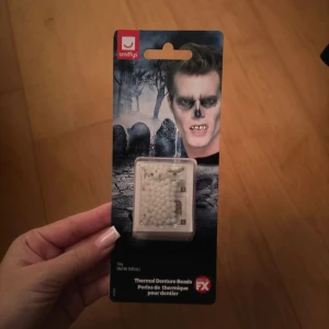 Häftmassa vampyrtänder - Oanvänd och oöppnad, instruktioner medföljer