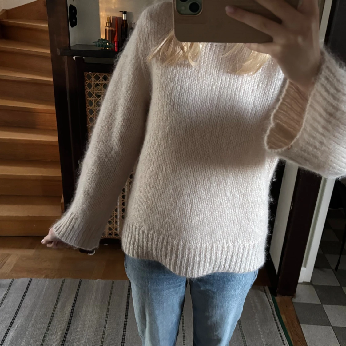 Beige stickad tröja med breda ärmar - 1