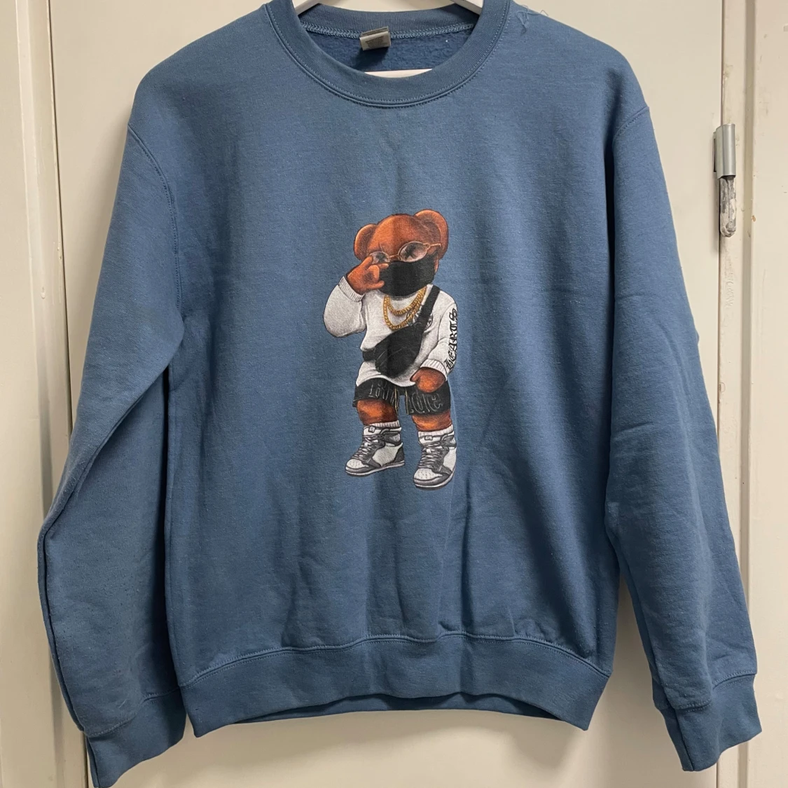 Blå sweatshirt med coolt björnmotiv