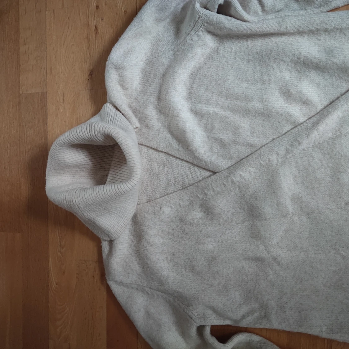 Beige polotröja från Guess - 3