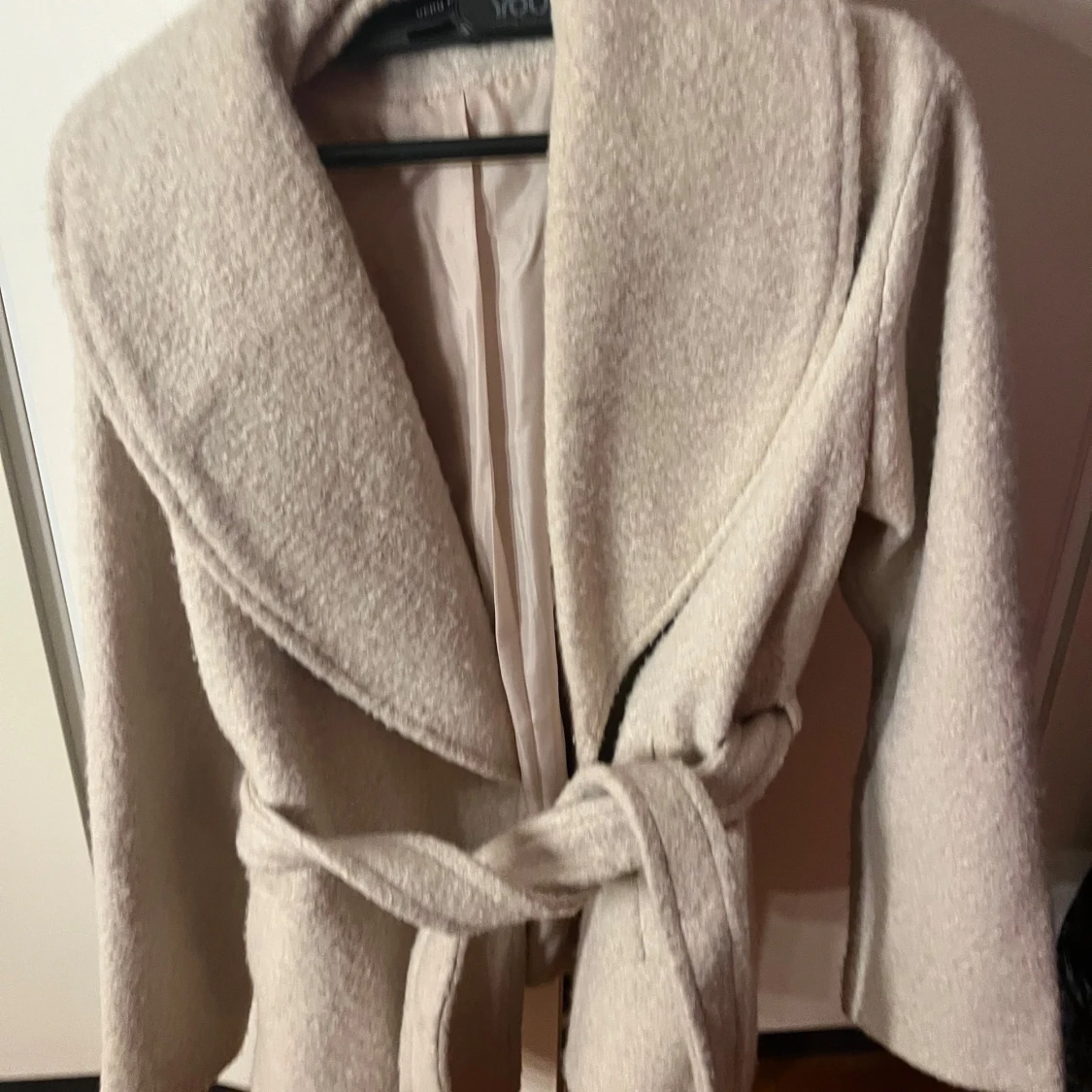 Beige teddyjacka med bälte från Vera moda - 1