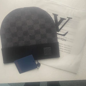 Mössa  - Sprillans nya no size,svart grå dm vid intresse (påse medföljer)