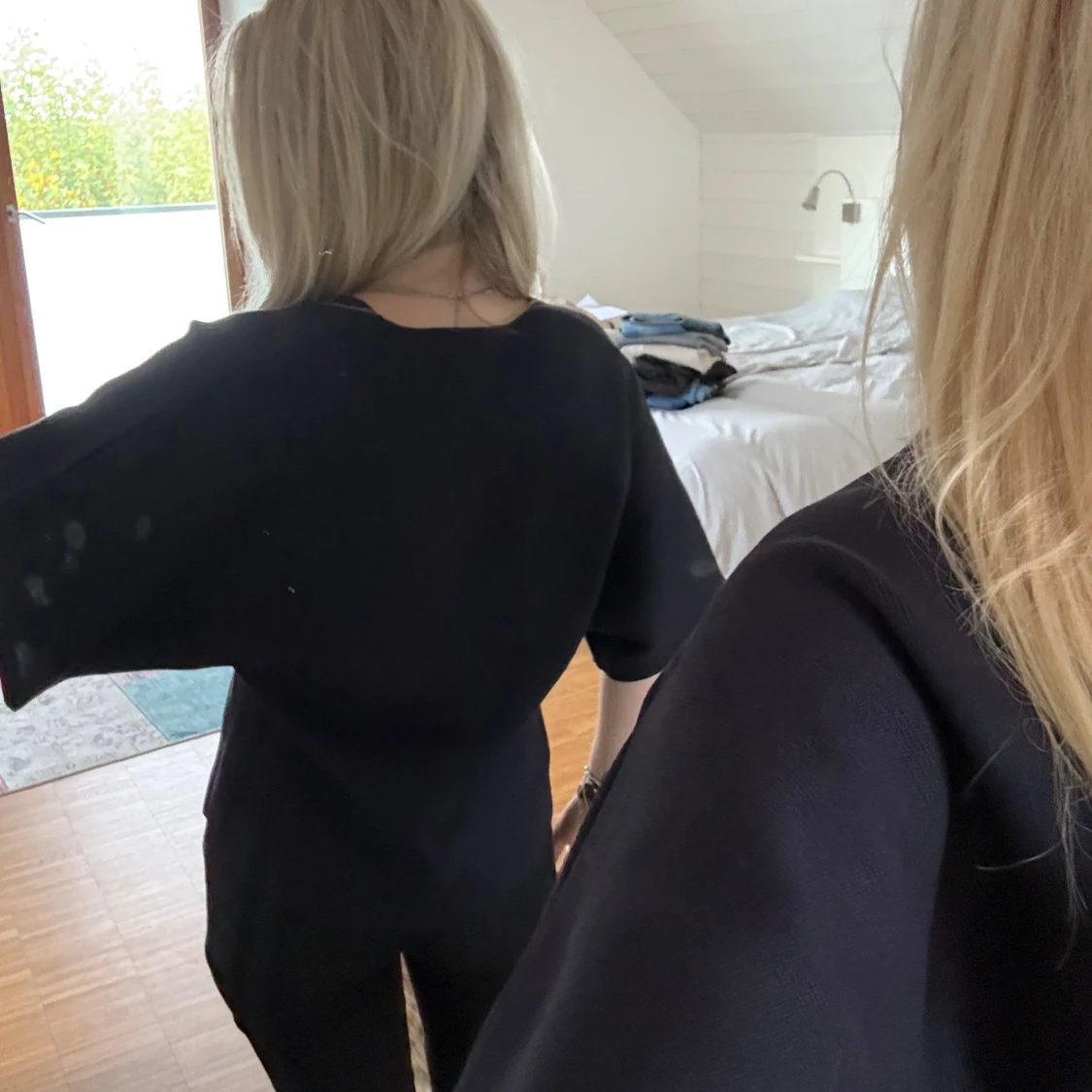 mörk blå blus med v-ringning och knappar - 1