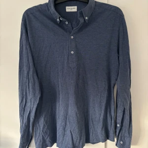 John Henric skjorta - En sjukt snygg go blå skjorta från John Henric säljes i storlek m. Utmärkt skick! Passar till allt och sitter grymt! Tveka inte vid minsta fråga🤩