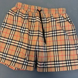 Burberry rutiga shorts XL med snörning - Fits like a M !!!