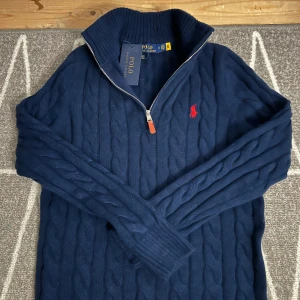 ralph lauren zip up - En fin polo zip upp perfekt för hösten, helt ny i skick och ej andvänd. Inga skador och passar perfekt för storlek M. hör av er om ni är intresserade 🙂